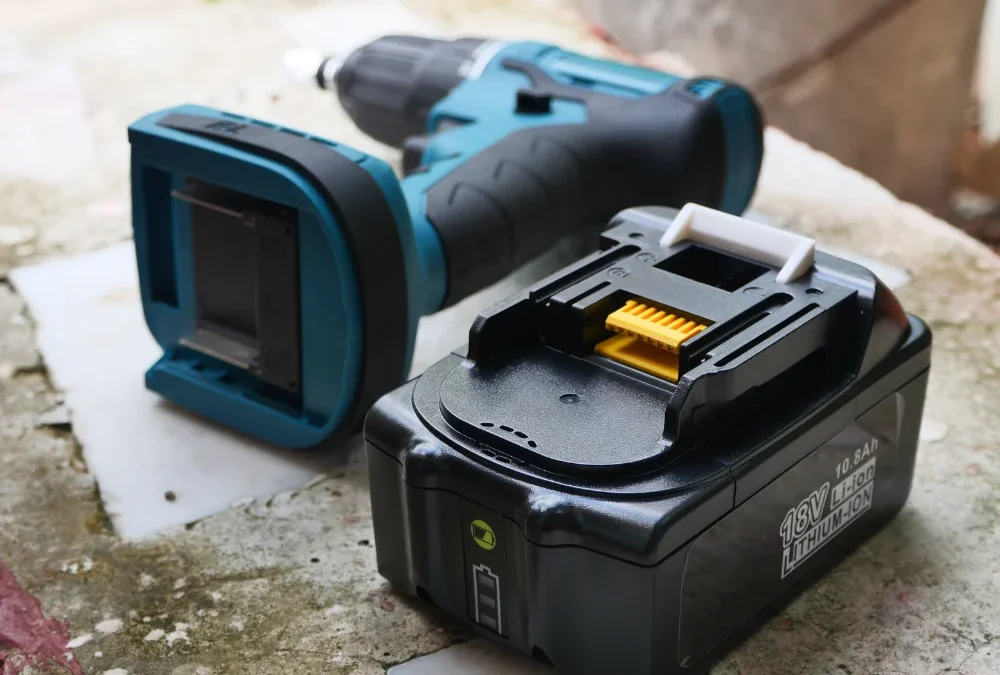 Voltaje y amperaje en herramientas de batería